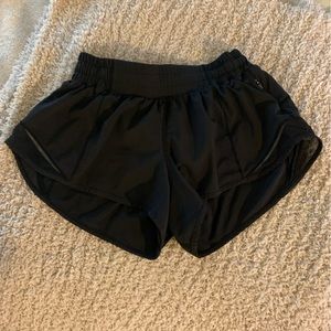 black lululemon hotty hot shorts 2.5”